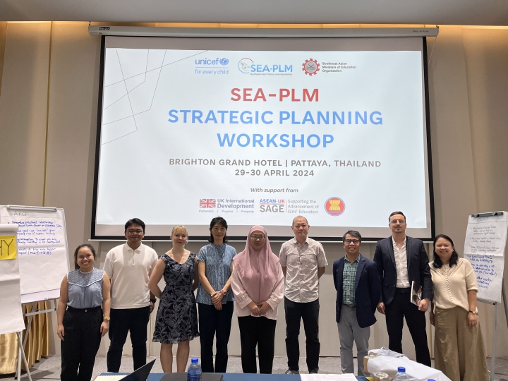 The SEA-PLM Regional Secretariat and its programme co-chairs from SEAMEO Secretariat and UNICEF, along with the workshop facilitator Mr Li Kai Chen.